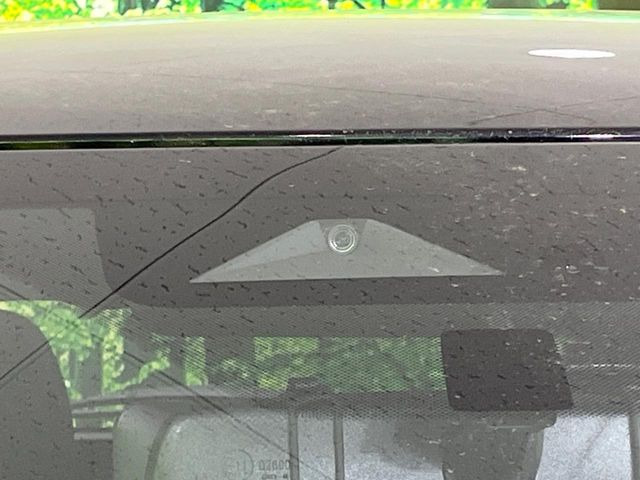 【三菱e-Assist】走行中に前方の車両等を認識し、衝突しそうな時は警報とブレーキで衝突回避と被害軽減をアシスト。より安全にドライブをお楽しみいただけます。