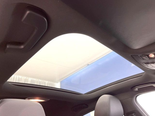 ●サンルーフ:開放感たっぷりの希少装備、サンルーフが装着されています!車内に明かりを取り入れたり景色を楽しむ以外にも、車内の空気も簡単に換気できて快適です!