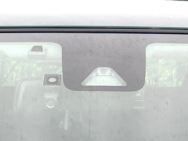 【スマートアシスト】走行中に前方の車両等を認識し、衝突しそうな時は警報とブレーキで衝突回避と被害軽減をアシスト。より安全にドライブをお楽しみいただけます。