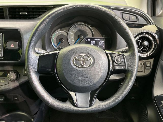 �C���e���A�ɍ��킹���f�U�C���̃X�e�A�����O�́A�^�]�������̂��Ƃ��l���A�^�]���₷���`��A�傫���ł��B�����x�A���ۂɐG���Ă��m���߂��������B