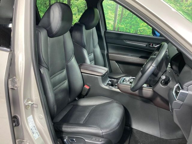 【黒革シート】上質な本革を使用し、高級感あふれる黒革シート。常に体に触れる部分だから、座り心地の良さにはこだわりたいですね♪汚れの付着や劣化を抑制する内装コーティング施工もおススメですよ♪