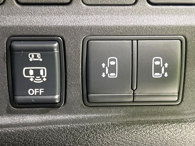 【ハンズフリー機能付き両側パワースライドドア】スライドドアの下に足先を入れてすぐ引くと、自動的にスライドドアが開閉します!荷物で両手がふさがった状態でも、ドアの開閉ができてとっても便利!