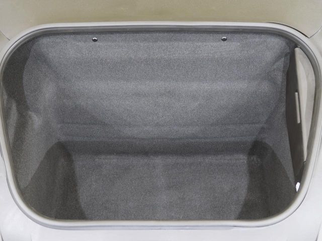 ラゲッジスペースについて、実際の具体的なサイズ感などご質問御座いましたらお答えさせて頂きます。こんな物、こんな形状の物が収納できるかなどお気軽にお声がけ下さいませ。