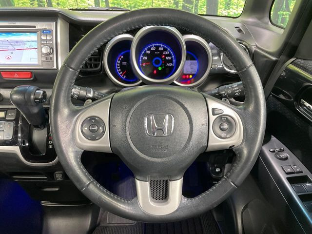 �y�����v�����X�e�A�����O�z�㎿�Ȋv���g�p���邱�ƂŁA��ɂ����������݂ƂĂ��^�]���₷���n���h���ł���