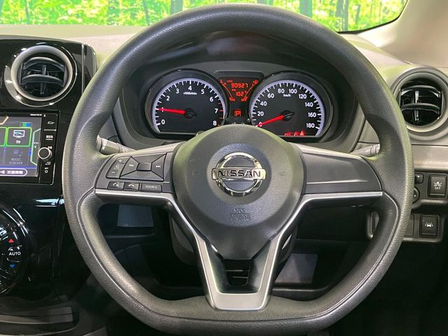 �C���e���A�ɍ��킹���f�U�C���̃X�e�A�����O�́A�^�]�������̂��Ƃ��l���A�^�]���₷���`��A�傫���ł��B�����x�A���ۂɐG���Ă��m���߂��������B