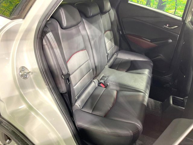 後部座席も気になるようなキズ・汚れやへたり等、大きなダメージはなく、良好な状態です。
