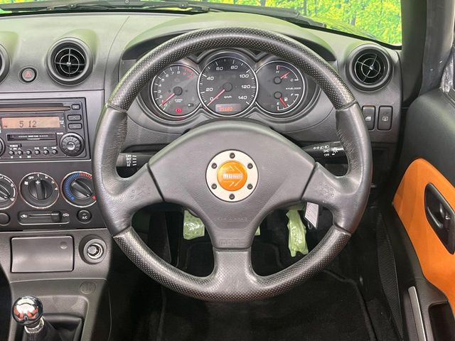 �C���e���A�ɍ��킹���f�U�C���̃X�e�A�����O�́A�^�]�������̂��Ƃ��l���A�^�]���₷���`��A�傫���ł��B�����x�A���ۂɐG���Ă��m���߂��������B