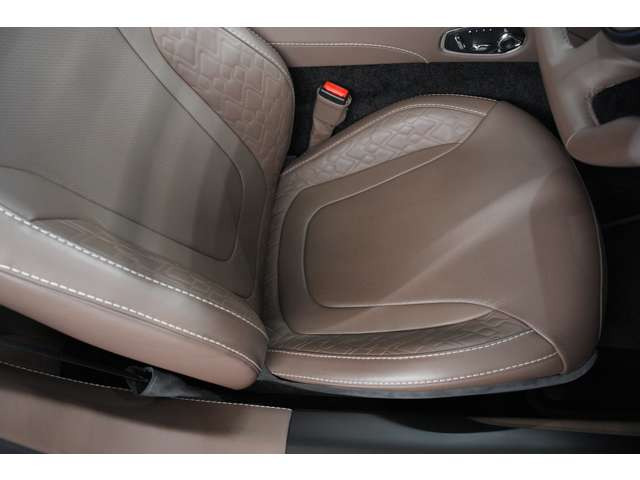 �h���C�o�[���ݍ��ރR�b�N�s�b�g�݌v�ŁA�o�C�\���u���E�����U�[�ƃE�b�h�g�����������������o�B���F���̍������[�^�[�Ƒ��쐫�ɗD�ꂽ�X�C�b�`�ނɂ��A�X�|�[�c���s���烍���O�h���C�u�܂ŉ��K�Ɋy���߂܂��B