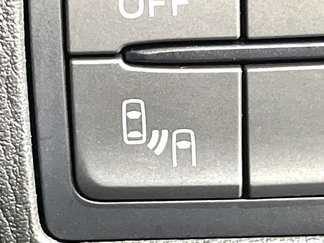 【ブラインドスポットモニタリング】走行中、ドアミラーの死角になりやすい箇所に後続車が接近するとサイドミラー付近に警告を表示、ドライバーに注意喚起をしてくれます。