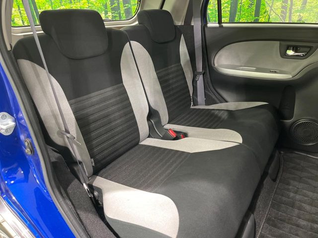 後部座席も気になるようなキズ・汚れやへたり等、大きなダメージはなく、良好な状態です。