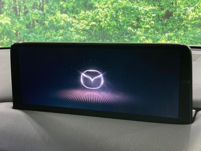 【10.25インチマツダコネクト】車内の雰囲気にマッチした大型ディスプレイ。スマホ接続でのナビ使用やBluetooth再生等、様々な機能が楽しめます。直感的なダイヤル操作が可能で、使い勝手も良好です。