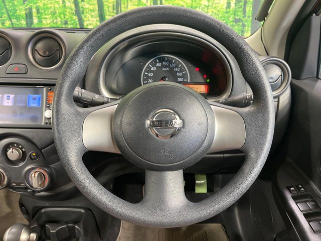 �C���e���A�ɍ��킹���f�U�C���̃X�e�A�����O�́A�^�]�������̂��Ƃ��l���A�^�]���₷���`��A�傫���ł��B�����x�A���ۂɐG���Ă��m���߂��������B