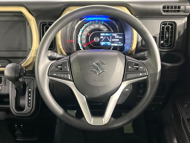 �C���e���A�ɍ��킹���f�U�C���̃X�e�A�����O�́A�^�]�������̂��Ƃ��l���A�^�]���₷���`��A�傫���ł��B�����x�A���ۂɐG���Ă��m���߂��������B