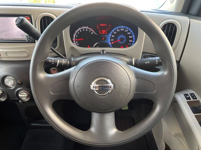 �C���e���A�ɍ��킹���f�U�C���̃X�e�A�����O�́A�^�]�������̂��Ƃ��l���A�^�]���₷���`��A�傫���ł��B�����x�A���ۂɐG���Ă��m���߂��������B