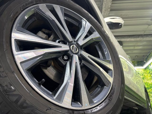 �y����18�C���`�A���~�z�C�[���z�O�ςɃ}�b�`���������A���~�z�C�[���𑕒����Ă���܂��B�e��ЊO�A���~�z�C�[����A�X�^�b�h���X�^�C�����戵�����Ă���܂��B���񂲑��k����������