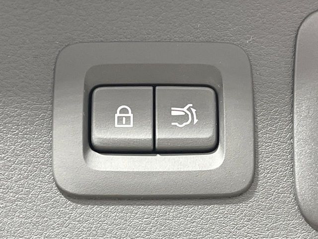 【パワーバックドア】スマートキーや運転席のボタンを押すだけでリアゲートが自動で開閉します!荷物を持っている時や、高い位置にあるバックドアを閉める際に便利な機能です♪