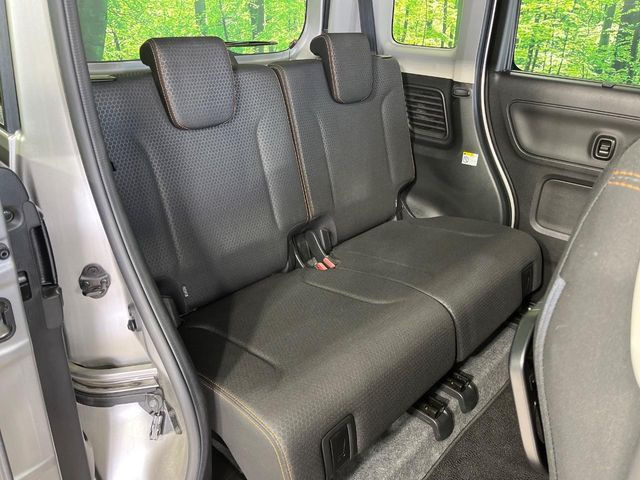 後部座席も気になるようなキズ・汚れやへたり等、大きなダメージはなく、良好な状態です。