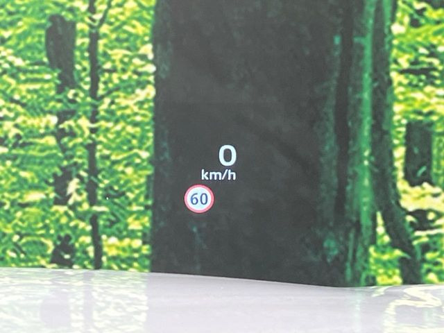 【ヘッドアップディスプレイ】現在の速度や走行情報をデジタル表示で運転席前方のガラスに投影!運転中、目線をずらさず必要な情報を確認できるのでとっても便利で安心!