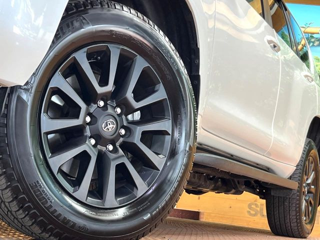 �y����18�C���`�A���~�z�C�[���z�O�ςɃ}�b�`���������A���~�z�C�[���𑕒����Ă���܂��B�e��ЊO�A���~�z�C�[����A�X�^�b�h���X�^�C�����戵�����Ă���܂��B���񂲑��k����������