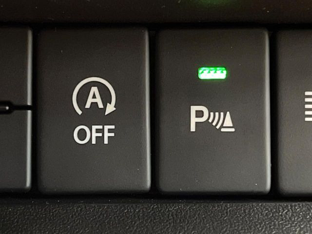 【アイドリングストップ】赤信号や渋滞で停車した際にエンジンを停止し、無駄な燃料の消費を抑えます。燃費向上や環境保護につなげる機能♪エンジンはブレーキを離せば再始動します。