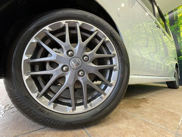 �y����15�C���`�A���~�z�C�[���z�O�ςɃ}�b�`���������A���~�z�C�[���𑕒����Ă���܂��B�e��ЊO�A���~�z�C�[����A�X�^�b�h���X�^�C�����戵�����Ă���܂��B���񂲑��k����������