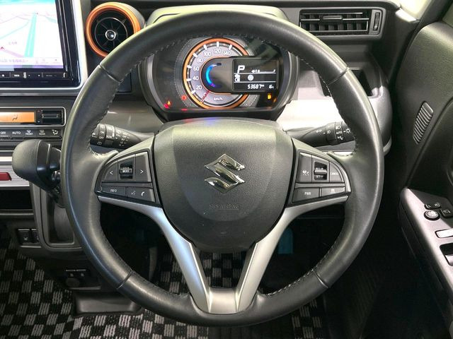 �C���e���A�ɍ��킹���f�U�C���̃X�e�A�����O�́A�^�]�������̂��Ƃ��l���A�^�]���₷���`��A�傫���ł��B�����x�A���ۂɐG���Ă��m���߂��������B