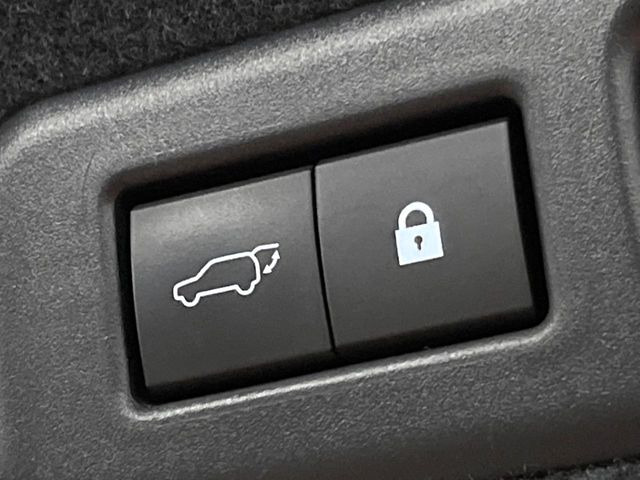 【ハンズフリーパワーバックドア】リアバンパー下部に足先を出し入れするだけでバックドアが自動で開閉♪両手が荷物でふさがっている時でもラクラク開閉操作が行えます!