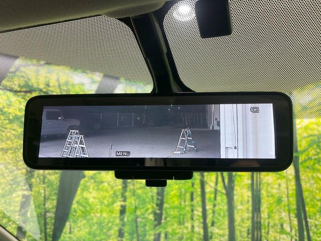 【インテリジェントルームミラー】後席の大きな荷物や同乗者で後方が確認しづらい時でも安心!カメラが撮影した車両後方の映像をルームミラー内に表示。クリアな視界で状況の確認が可能です!