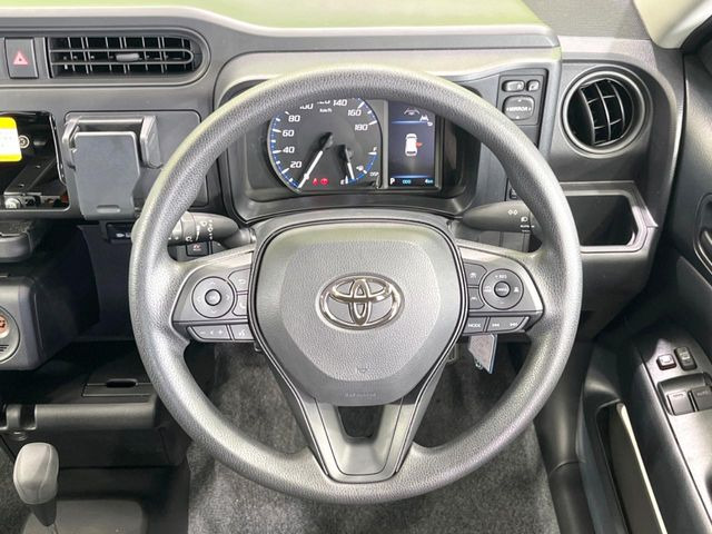 �C���e���A�ɍ��킹���f�U�C���̃X�e�A�����O�́A�^�]�������̂��Ƃ��l���A�^�]���₷���`��A�傫���ł��B�����x�A���ۂɐG���Ă��m���߂��������B