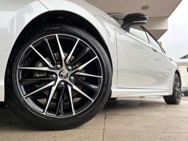 �y����18�C���`�A���~�z�C�[���z�O�ςɃ}�b�`���������A���~�z�C�[���𑕒����Ă���܂��B�e��ЊO�A���~�z�C�[����A�X�^�b�h���X�^�C�����戵�����Ă���܂��B���񂲑��k����������