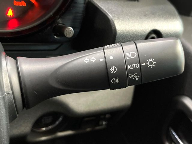 【オートライト】周りの明るさに応じて自動でヘッドライトの点灯・消灯ができる機能です!ライトの付け忘れ・消し忘れなどが無くなり、雨の日や夕方の走行も安心!トンネル通過時も便利ですね♪