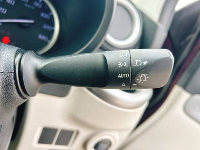 �y�I�[�g���C�g�z�ԊO�̖��邳�����m���āA�����I�Ƀw�b�h���C�g��_�����Ă���܂���g���l���𑖍s����ۂɂ��A�����I�ɓ_�����Ă���ĕ֗��ȑ�����1�ł���