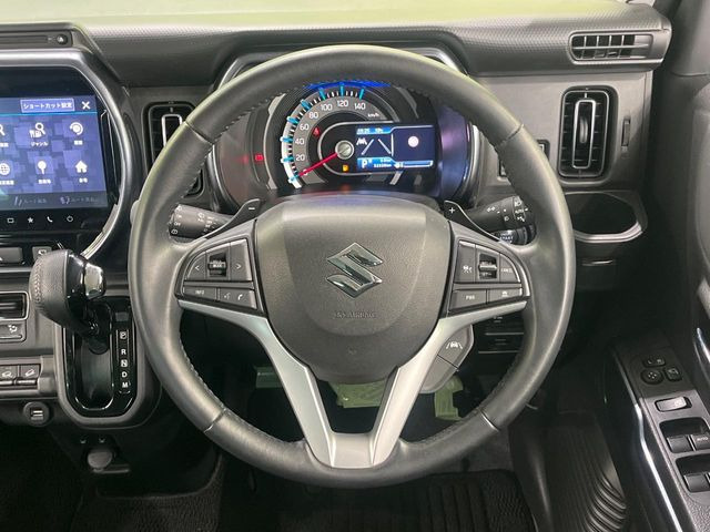 �C���e���A�ɍ��킹���f�U�C���̃X�e�A�����O�́A�^�]�������̂��Ƃ��l���A�^�]���₷���`��A�傫���ł��B�����x�A���ۂɐG���Ă��m���߂��������B