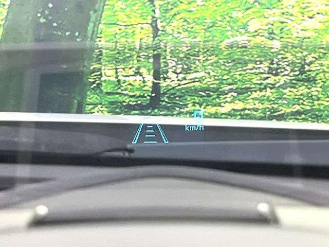 【カラーヘッドアップディスプレイ】現在の速度や走行情報をデジタル表示で運転席前方のガラスに投影!カラー付きで視認性も高く、運転中目線をずらさず必要な情報を確認できるのでとっても便利で安心!