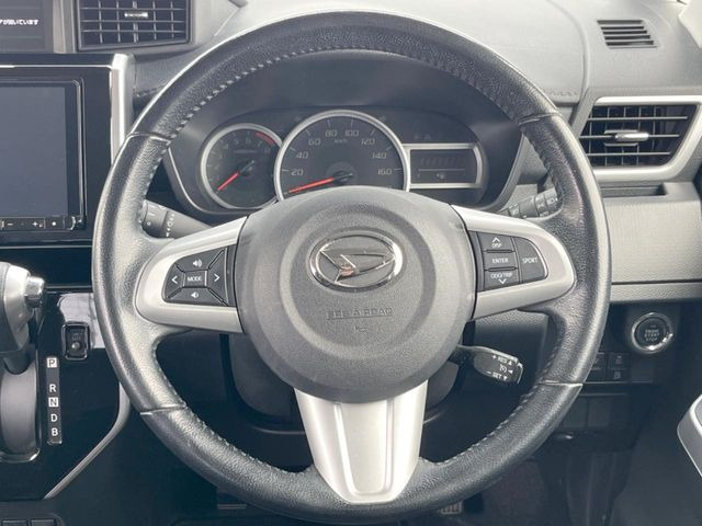 �C���e���A�ɍ��킹���f�U�C���̃X�e�A�����O�́A�^�]�������̂��Ƃ��l���A�^�]���₷���`��A�傫���ł��B�����x�A���ۂɐG���Ă��m���߂��������B