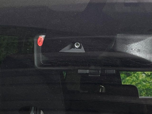 【インテリジェントエマージェンシーブレーキ】フロントカメラで前方の車両や歩行者を検知。衝突しそうな時は衝突被害軽減ブレーキが作動、衝突回避をサポート。より安全にドライブをお楽しみいただけます。