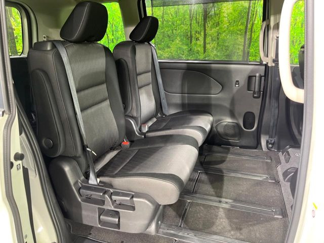 セカンドシートは中央部が可動式となっており、スライドすれば通路スペースが登場!前後の移動がとっても簡単です♪もちろん、8名乗車時も快適な座り心地のシートとなっています♪