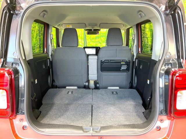 後席を格納すると、これだけの広さが!シーンに合わせたシートアレンジで、大きな荷物も積むことが出来ます♪