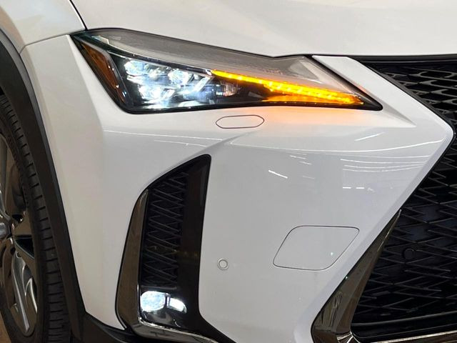 【三眼LEDヘッドライト】スタイリッシュな見た目の三眼LEDヘッドライトを装備♪スタイルだけでなく、夜間の走行も視界良好で安心してお乗りいただけます。