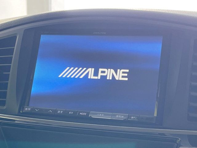 【大画面ナビ】人気の大型8インチナビを装備。存在感のある大画面はインパクト大!ナビ利用時のマップ表示は見やすく、テレビやDVDは臨場感がアップ!いつものドライブがグッと楽しくなります♪