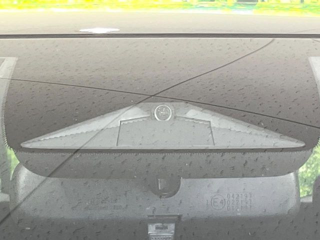 �y�z���_�Z���V���O�z���s���ɑO���̎ԗ�����F�����A�Փ˂������Ȏ��͌x��ƃu���[�L�ŏՓˉ���Ɣ�Q�y�����A�V�X�g�B�����S�Ƀh���C�u�����y���݂��������܂��B