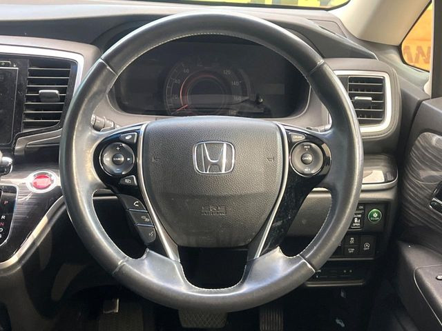 �C���e���A�ɍ��킹���f�U�C���̃X�e�A�����O�́A�^�]�������̂��Ƃ��l���A�^�]���₷���`��A�傫���ł��B�����x�A���ۂɐG���Ă��m���߂��������B