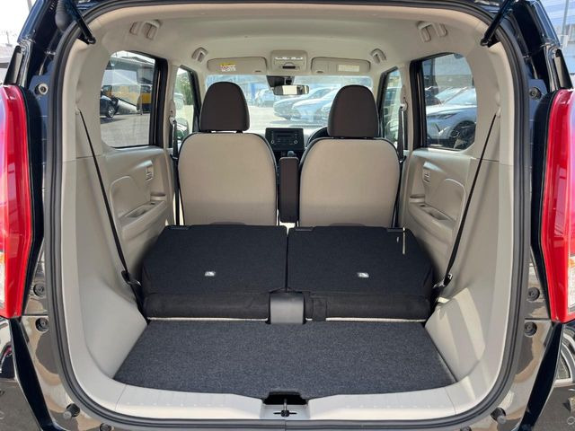 ���i�̂���������ʋ΁A���}���ɏ\���ȉ׎��X�y�[�X���m�ۂ��Ă���܂��B�Z�J���h�V�[�g��|���ƁA�傫�ȉו��̐ύڂ��\�ł���