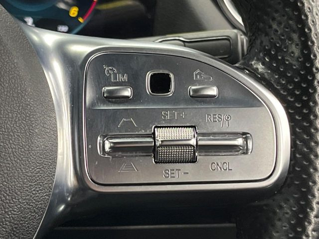 ●ディストロニックプラス:都市、郊外、高速道路などの走行時に、ステレオマルチパーパスカメラとレーダーセンサーにより、前走車を認識して速度に応じた車間距離を維持する次世代のクルコン!