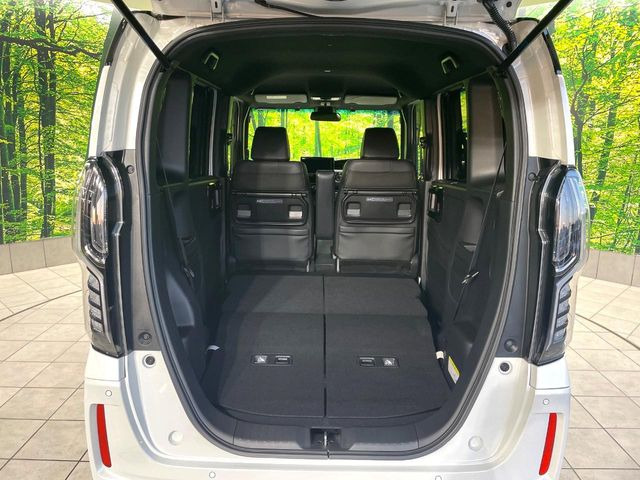 ���i�̂���������ʋ΁A���}���ɏ\���ȉ׎��X�y�[�X���m�ۂ��Ă���܂��B�Z�J���h�V�[�g��|���ƁA�傫�ȉו��̐ύڂ��\�ł���