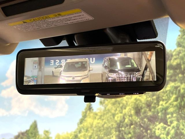 【スマートリヤビューミラー】後席の大きな荷物や同乗者で後方が確認しづらい時でも安心!カメラが撮影した車両後方の映像をルームミラー内に表示。クリアな視界で状況の確認が可能です!