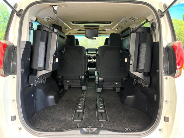 ���i�̂���������ʋ΁A���}���ɏ\���ȉ׎��X�y�[�X���m�ۂ��Ă���܂��B�Z�J���h�V�[�g��|���ƁA�傫�ȉו��̐ύڂ��\�ł���