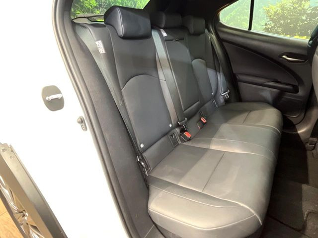 後部座席も気になるようなキズ・汚れやへたり等、大きなダメージはなく、良好な状態です。