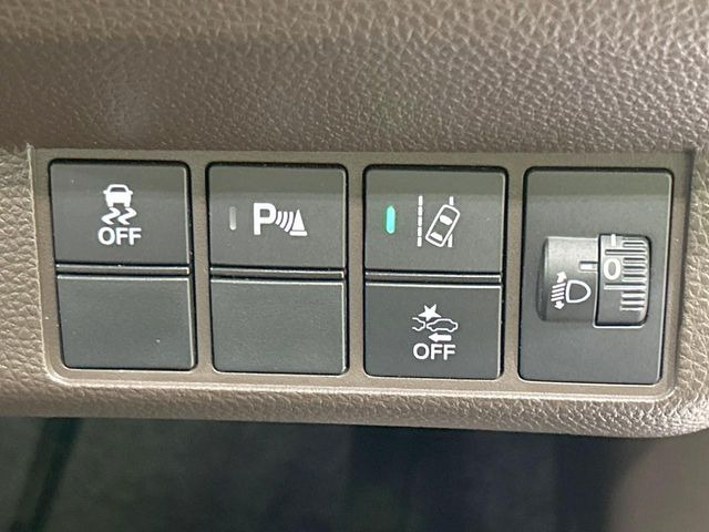 【ホンダセンシング】走行中に前方の車両等を認識し、衝突しそうな時は警報とブレーキで衝突回避と被害軽減をアシスト。より安全にドライブをお楽しみいただけます。