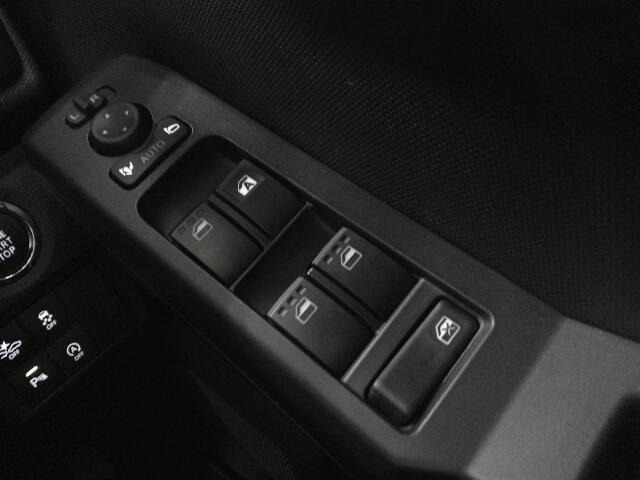 �p���[�E�B���h�E�͉^�]�Ȃ̃X�C�b�`�̂݃I�[�g�@�\����������Ă���܂��B�E�B���h�E���b�N����������Ă���̂ŁA���q�l�ƈꏏ�̎������S�ł��ˁB